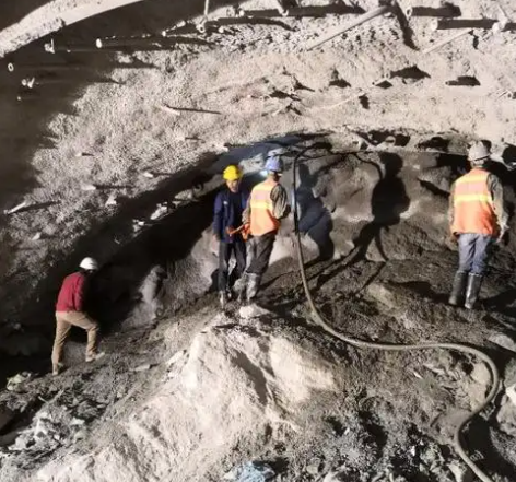 罗甸拱顶带模注浆料的施工流程及注意事项